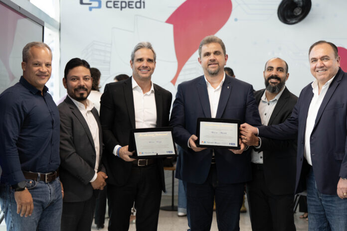 No centro, o Secretário municipal de Inovação e Tecnologia, Alberto Braga